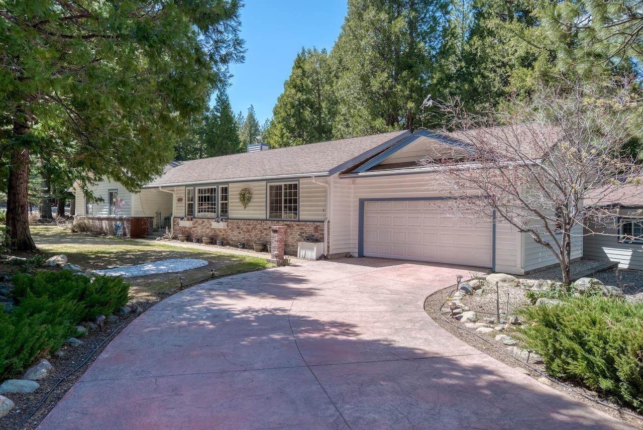 Single Family Homes 为 销售 在 2 Yokut Trail Graeagle, 加利福尼亚州 96013 美国