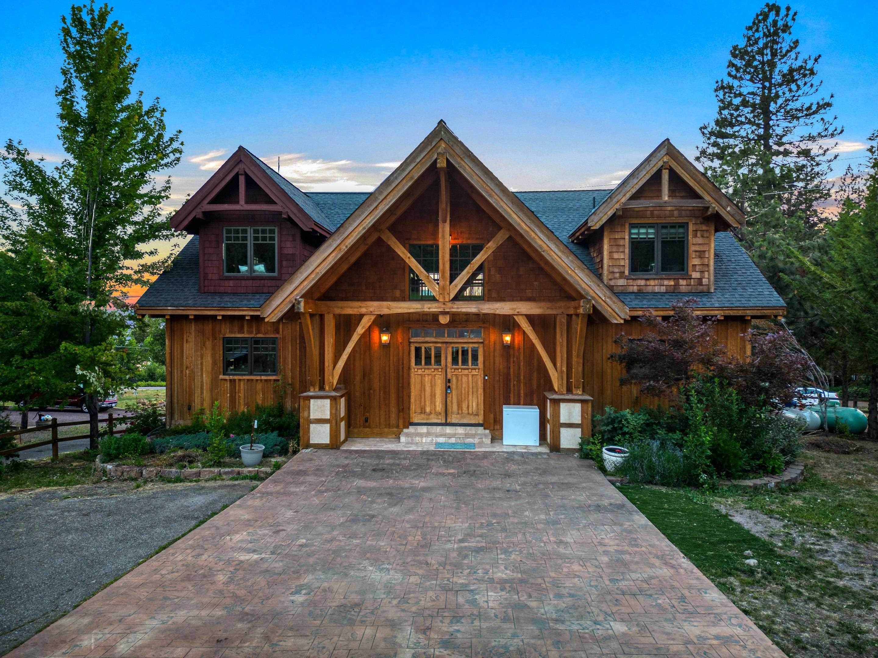 Single Family Homes 为 销售 在 3498 Highway 147 Lake Almanor, 加利福尼亚州 93647 美国
