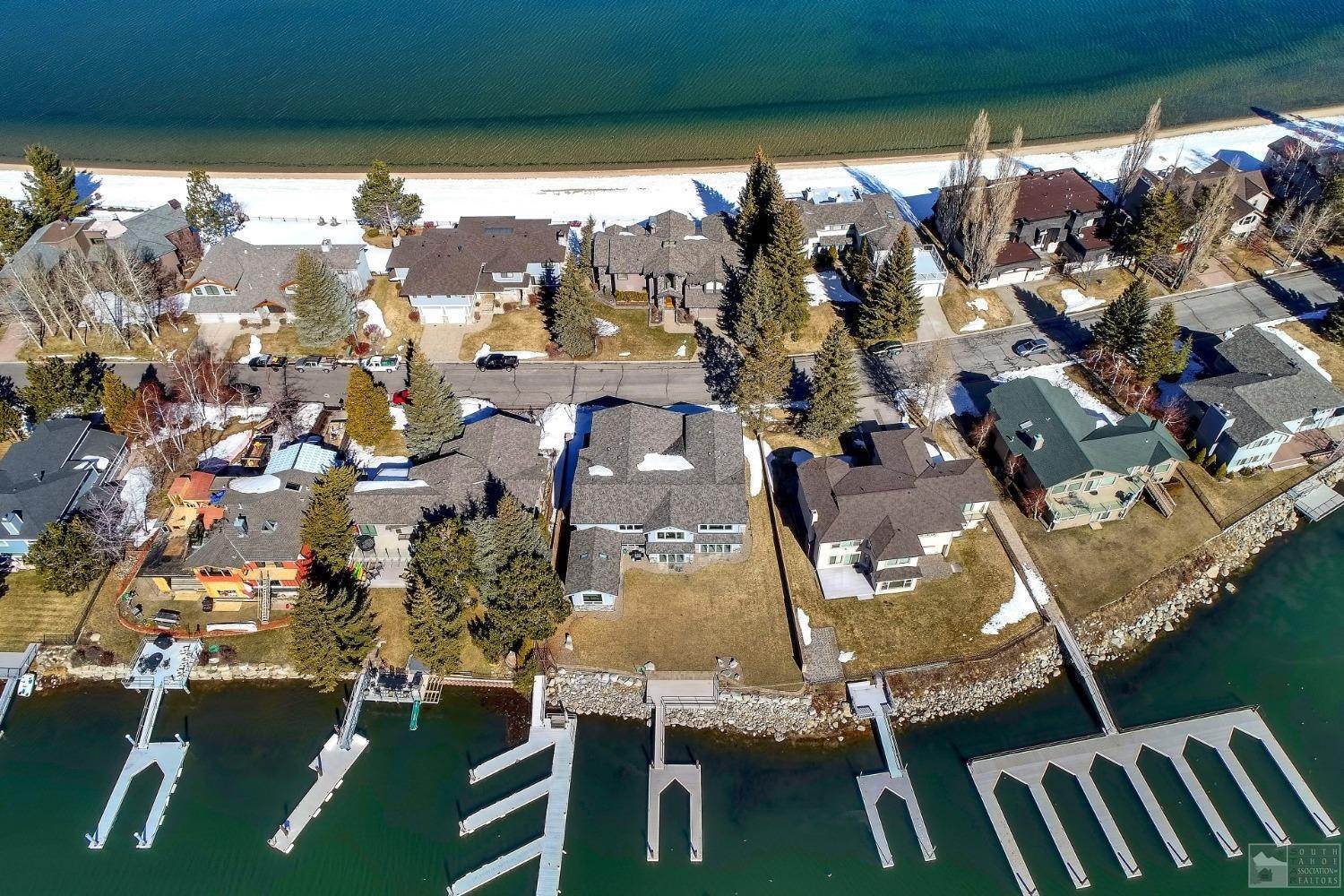 18. Single Family Homes for Active at 296 Beach Drive South Lake Tahoe, California 96150 United States