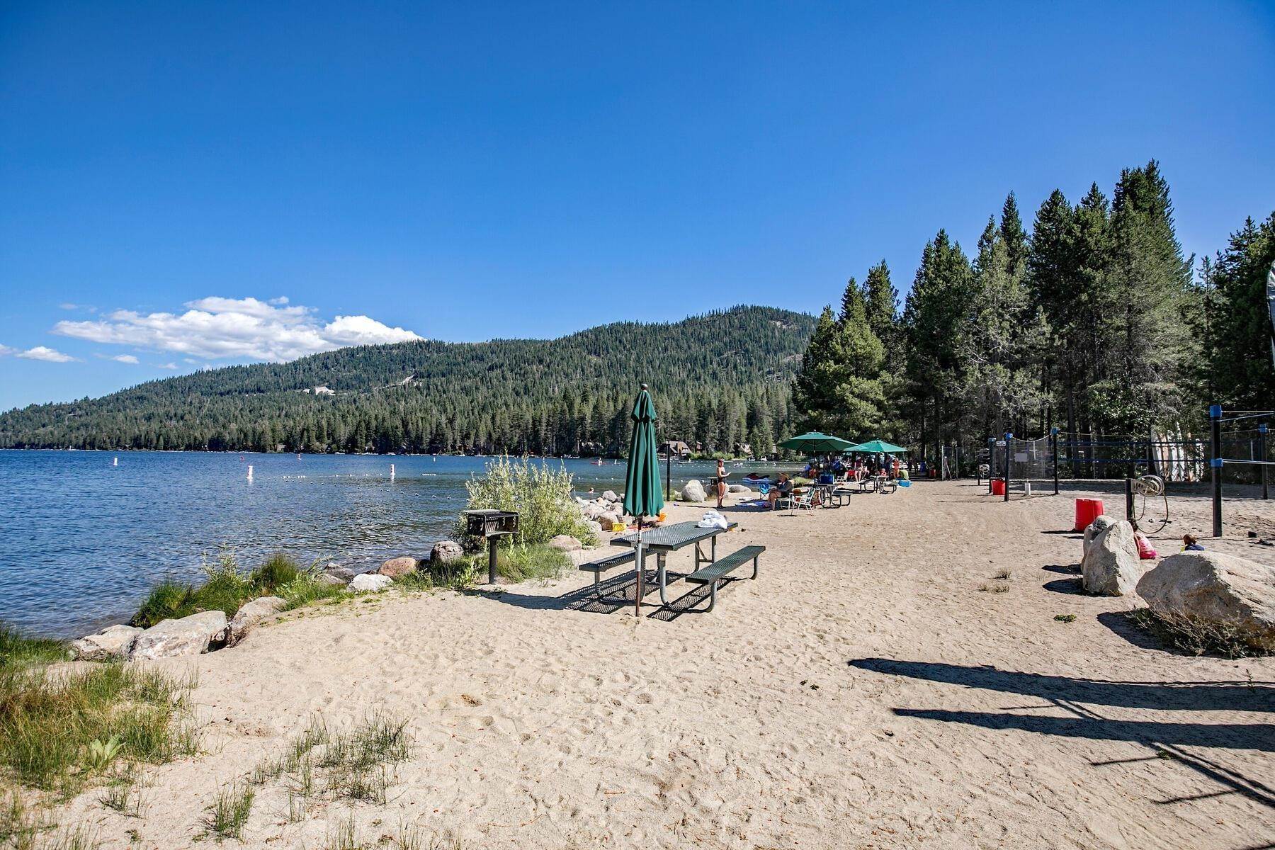 17. Single Family Homes for Active at 16504 Fawn Street Truckee, California 96161 United States