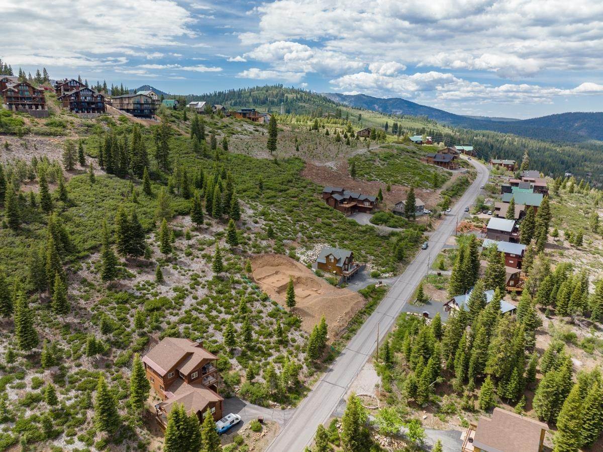 7. Single Family Homes for Active at 14276 Skislope Way Truckee, California 96161 United States
