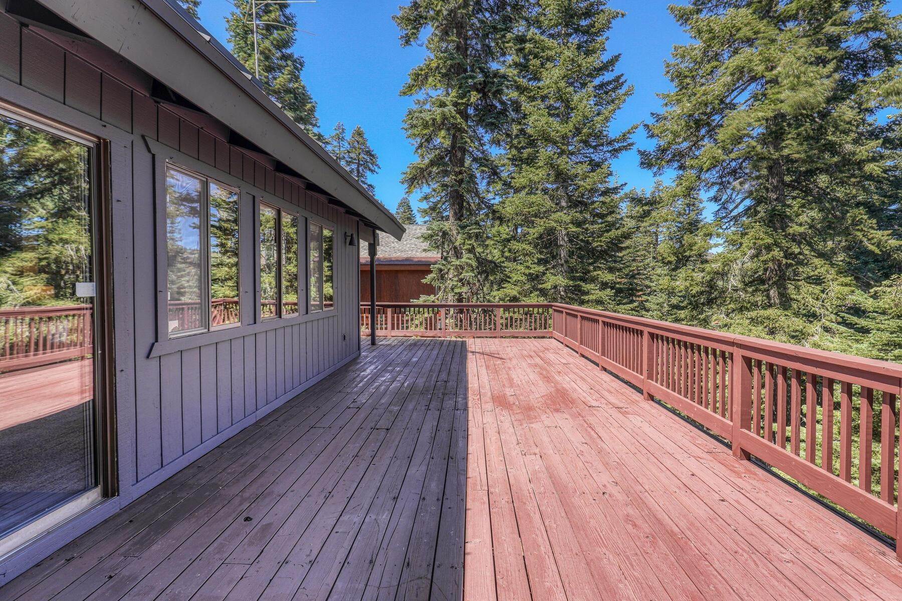 19. Single Family Homes for Active at 12133 Skislope Way Truckee, California 96161 United States