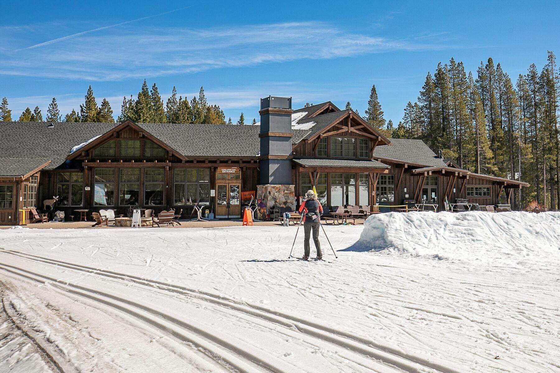 19. Single Family Homes for Active at 12151 Snowpeak Way Truckee, California 96161 United States