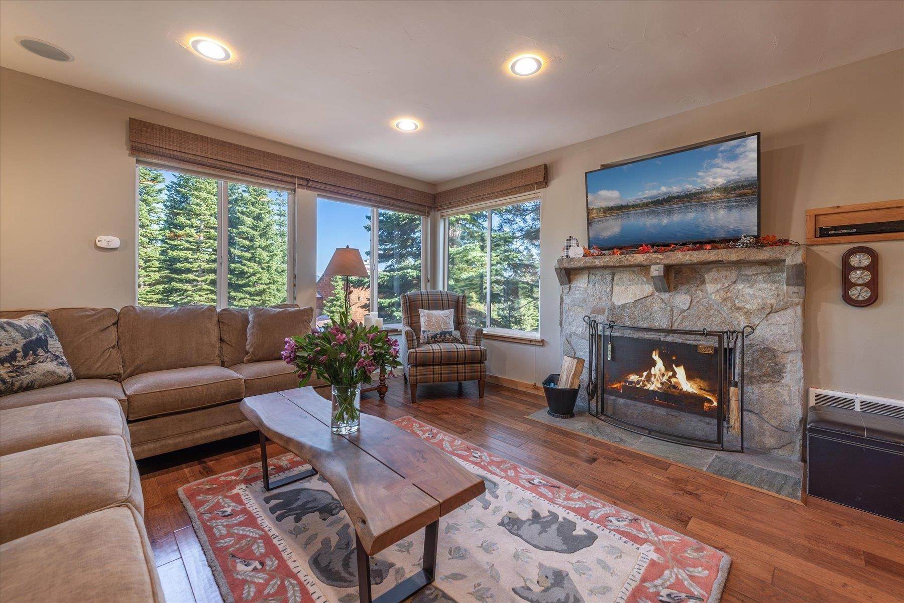 Single Family Homes 为 销售 在 11711 Snowpeak Way 特拉基, 加利福尼亚州 96161 美国