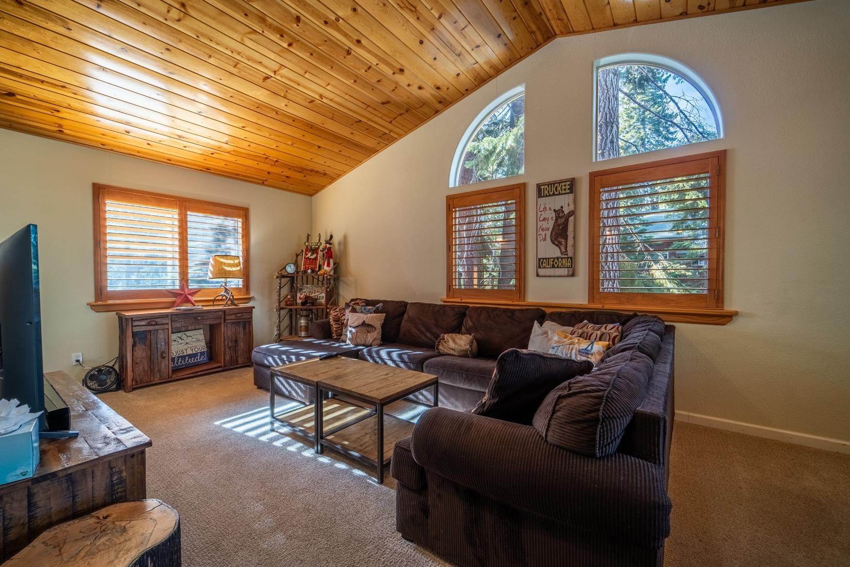 13. Single Family Homes for Active at 14128 Hansel Avenue Truckee, California 96161 United States