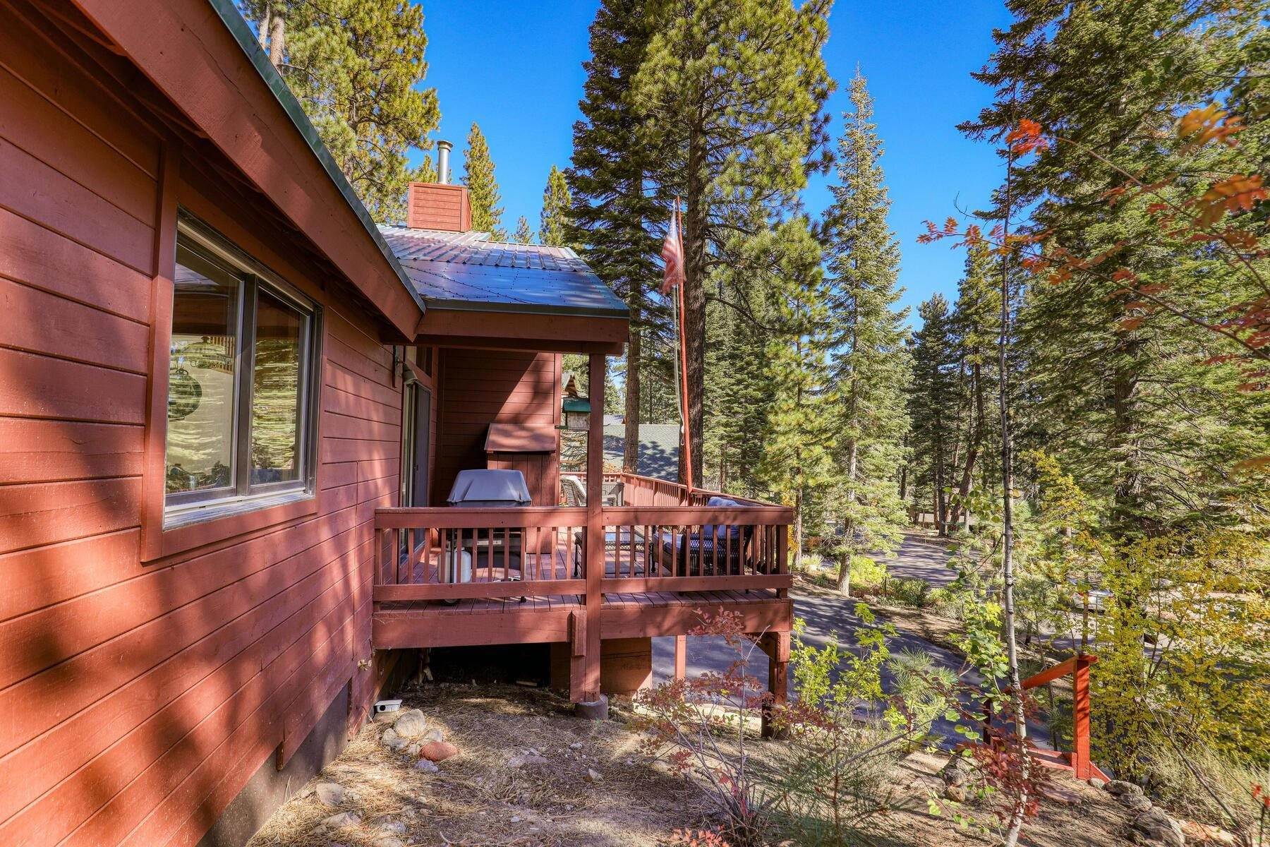 12. Single Family Homes for Active at 520 Wolf Tree Truckee, California 96161 United States
