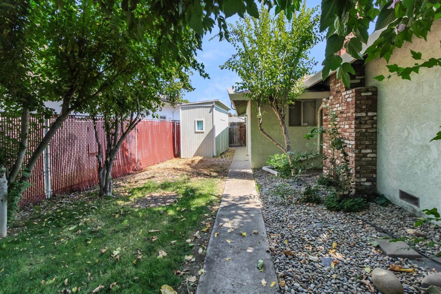 25. Single Family Homes for Active at 6738 Park Riviera Way Sacramento, California 95831 United States
