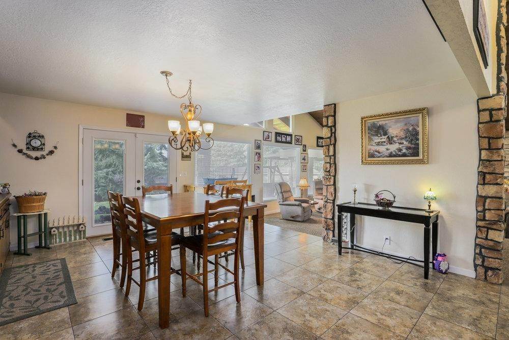 20. Single Family Homes for Active at 8812 N Oaks Drive Oakdale, California 95361 United States