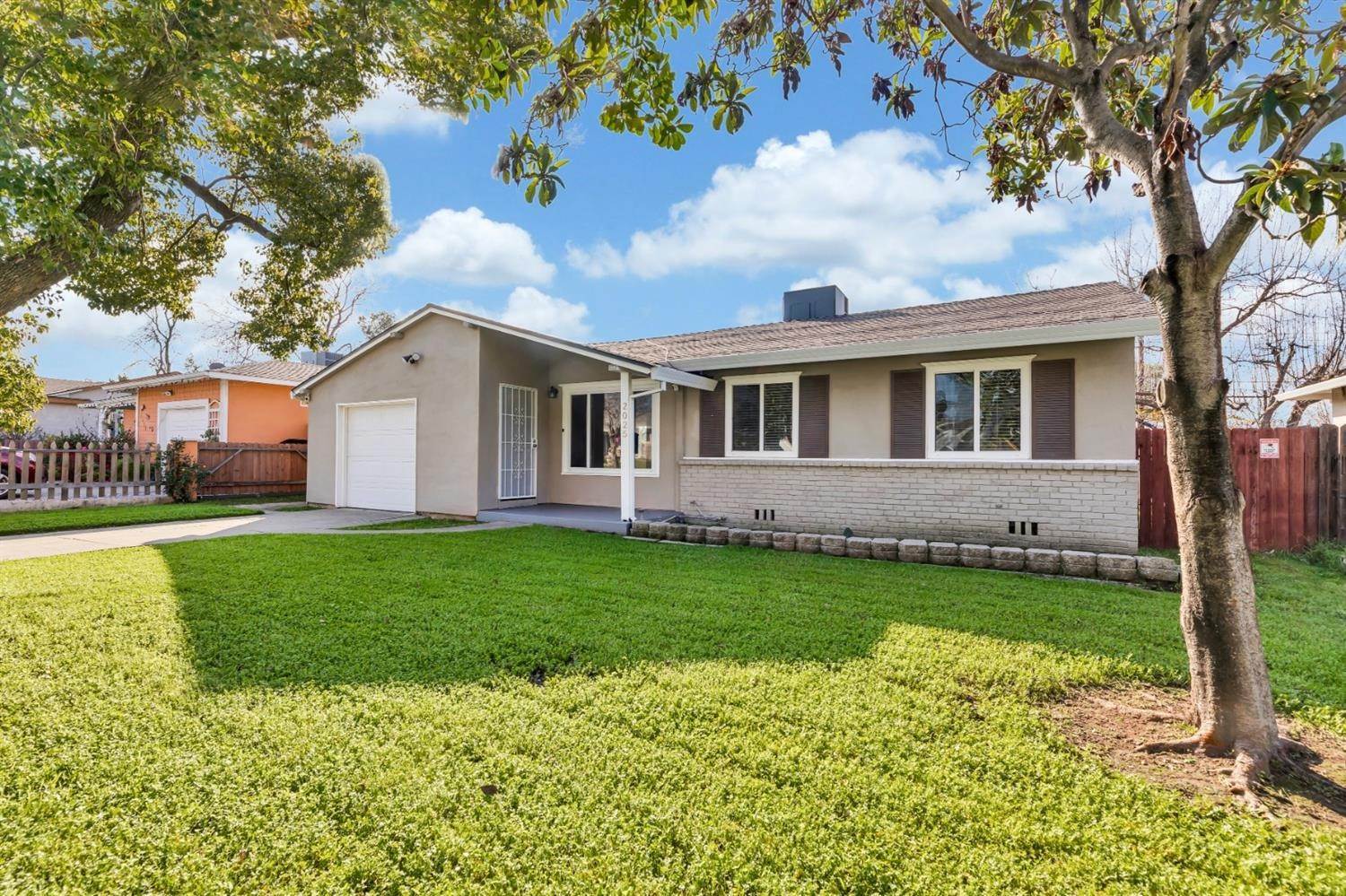 2. Single Family Homes for Active at 2025 Rockbridge Road Sacramento, California 95815 United States