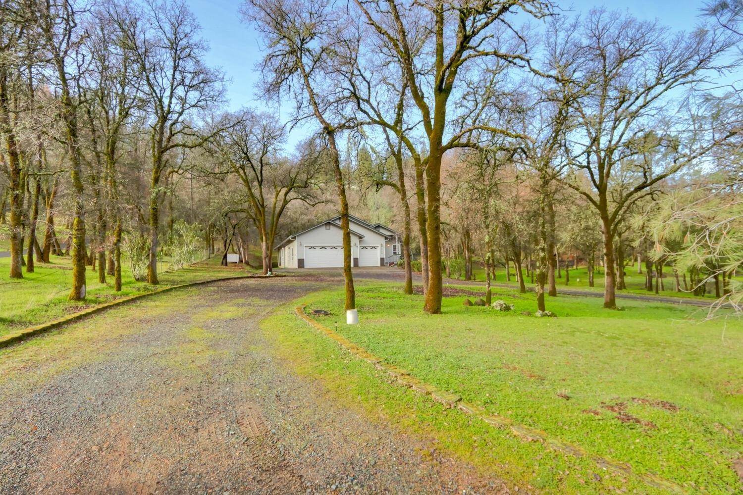 35. Single Family Homes for Active at 11777 Combie Road Auburn, California 95602 United States