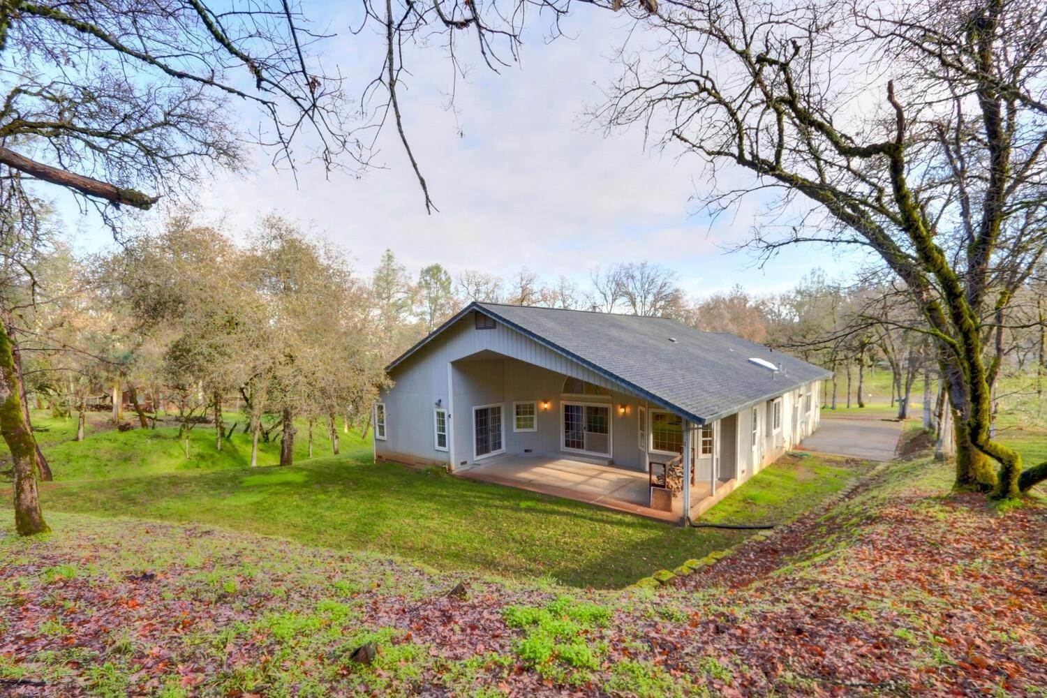 38. Single Family Homes for Active at 11777 Combie Road Auburn, California 95602 United States