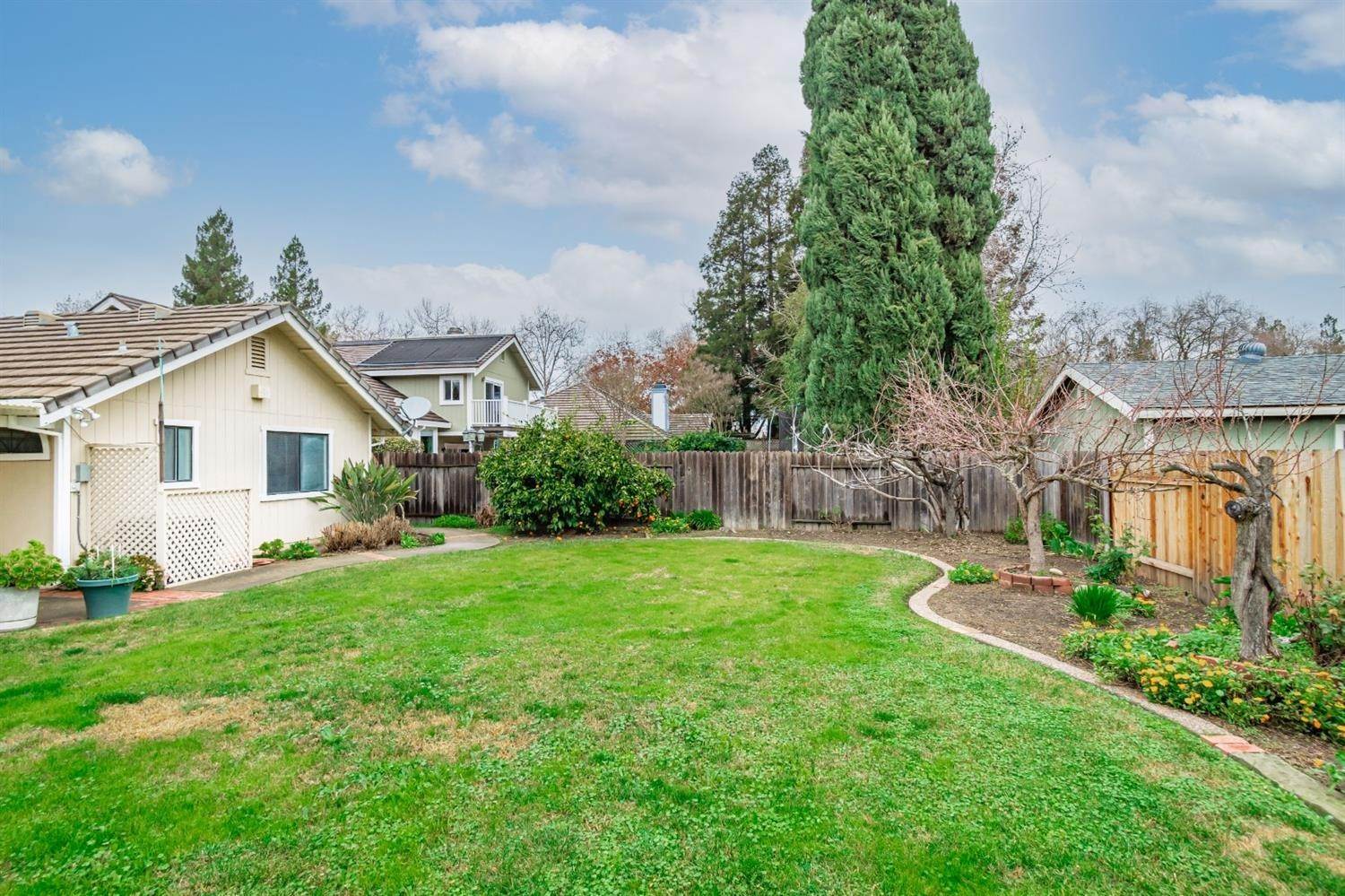 45. Single Family Homes for Active at 10 Eastwind Court Sacramento, California 95831 United States