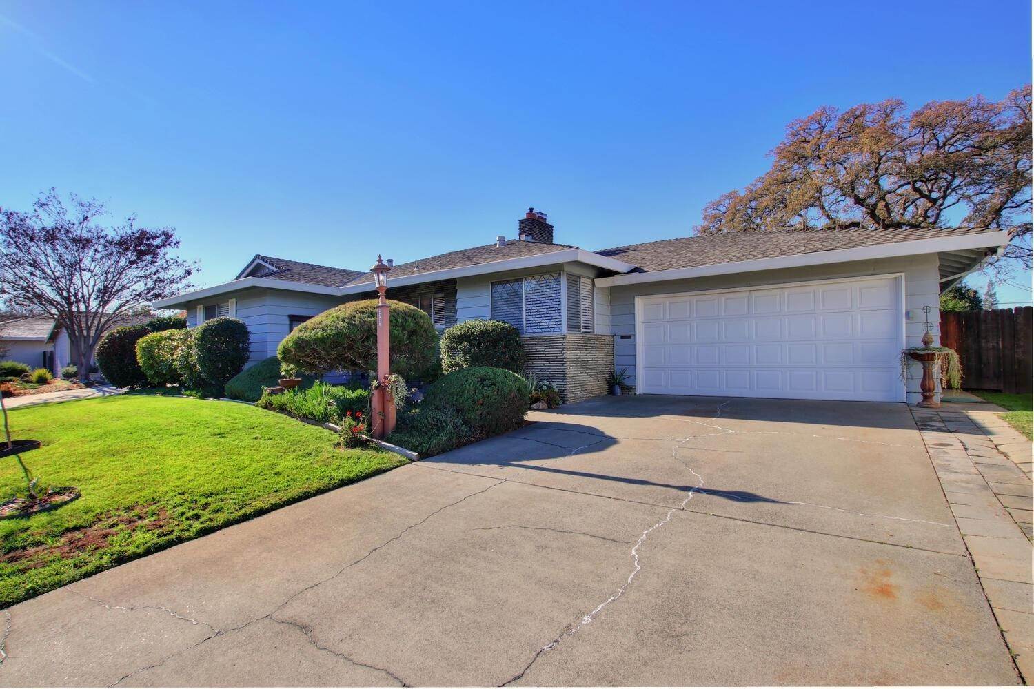 32. Single Family Homes for Active at 3413 Gabilan Way Sacramento, California 95821 United States