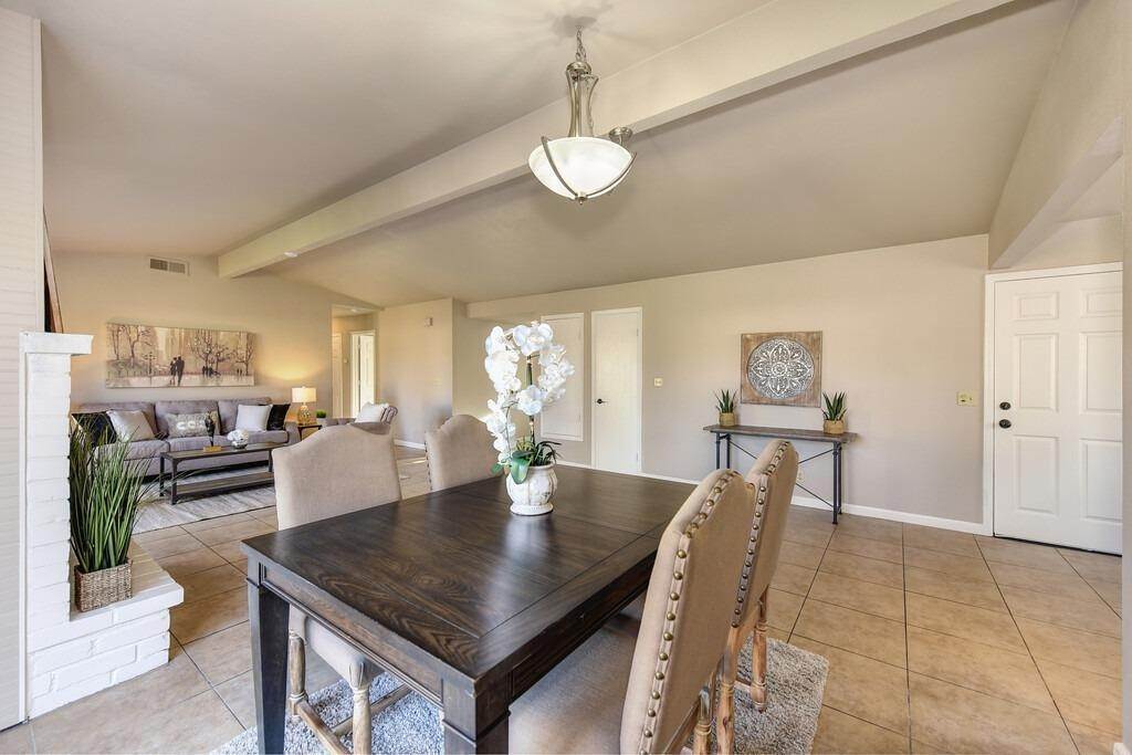 7. Single Family Homes for Active at 8111 Poppyfield Way Citrus Heights, California 95610 United States