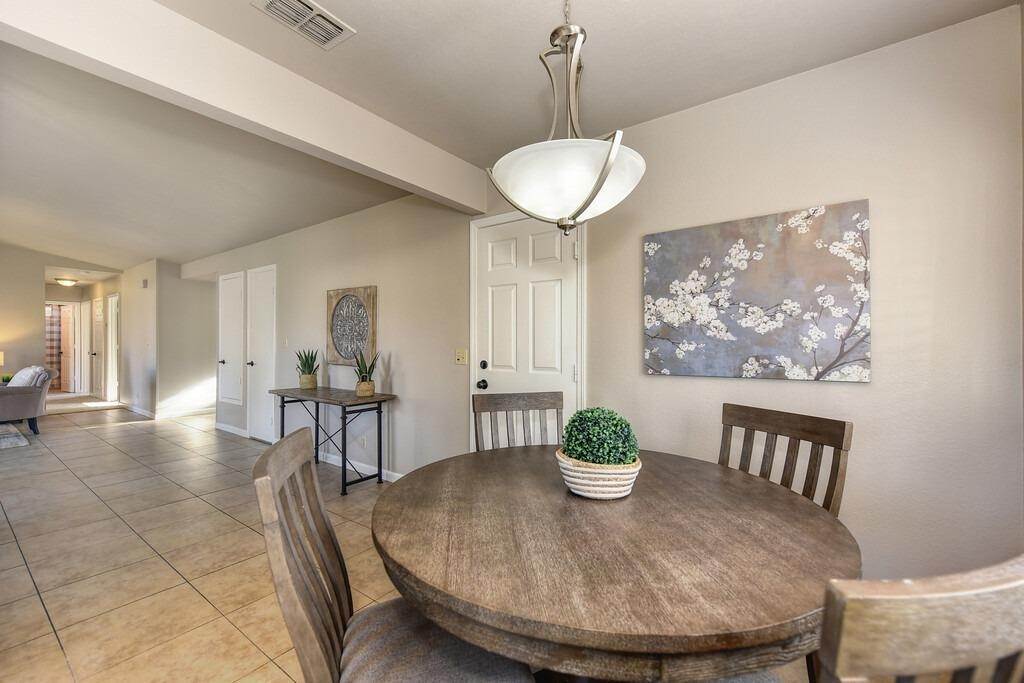 14. Single Family Homes for Active at 8111 Poppyfield Way Citrus Heights, California 95610 United States