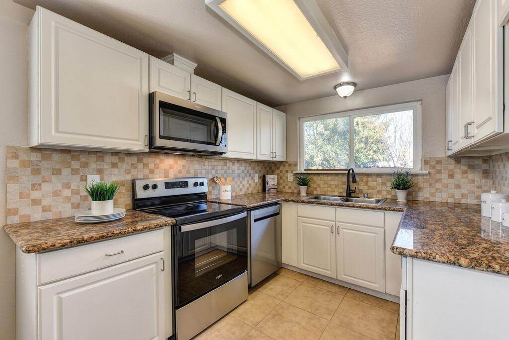 16. Single Family Homes for Active at 8111 Poppyfield Way Citrus Heights, California 95610 United States