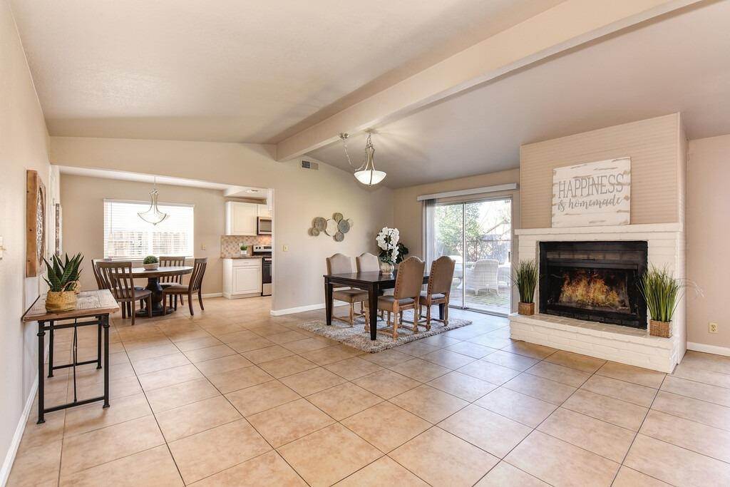 4. Single Family Homes for Active at 8111 Poppyfield Way Citrus Heights, California 95610 United States