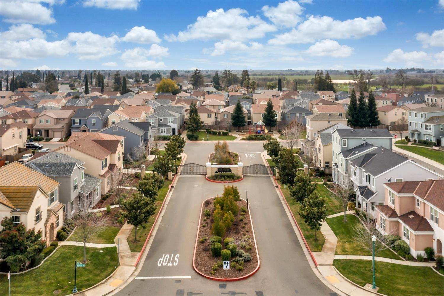 41. Single Family Homes for Active at 300 Maidenbrook Lane Sacramento, California 95823 United States