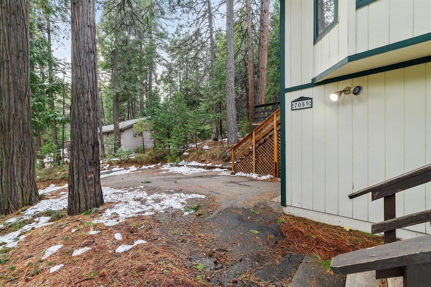 18. Single Family Homes for Active at 7059 Pine Cone Drive Pollock Pines, California 95726 United States