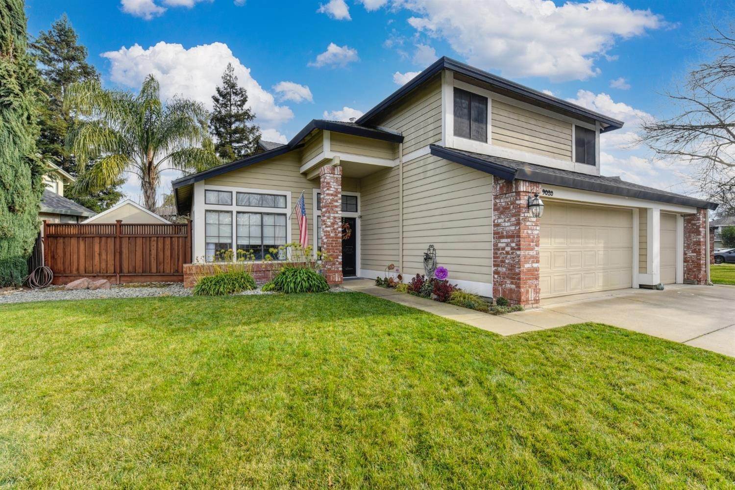 5. Single Family Homes for Active at 9020 Laguna Place Way Elk Grove, California 95758 United States