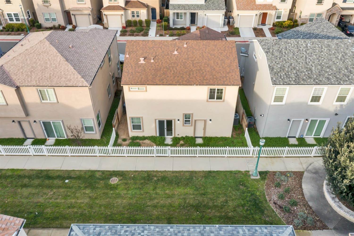 38. Single Family Homes for Active at 300 Maidenbrook Lane Sacramento, California 95823 United States