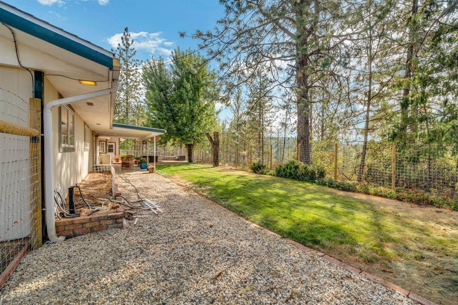 28. Single Family Homes for Active at 16943 Pine Peak Road Grass Valley, California 95945 United States