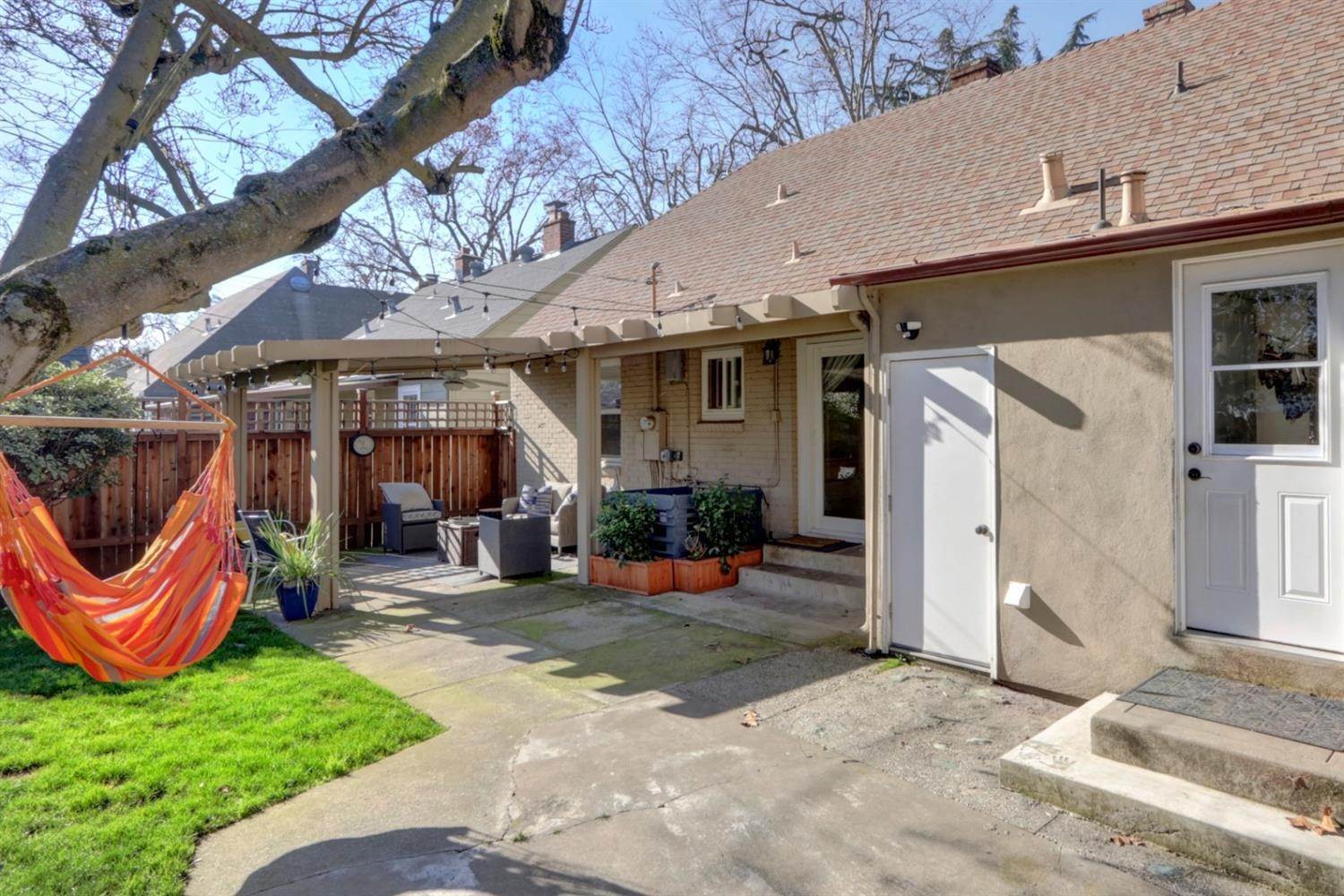 36. Single Family Homes for Active at 3325 Cutter Way Sacramento, California 95818 United States