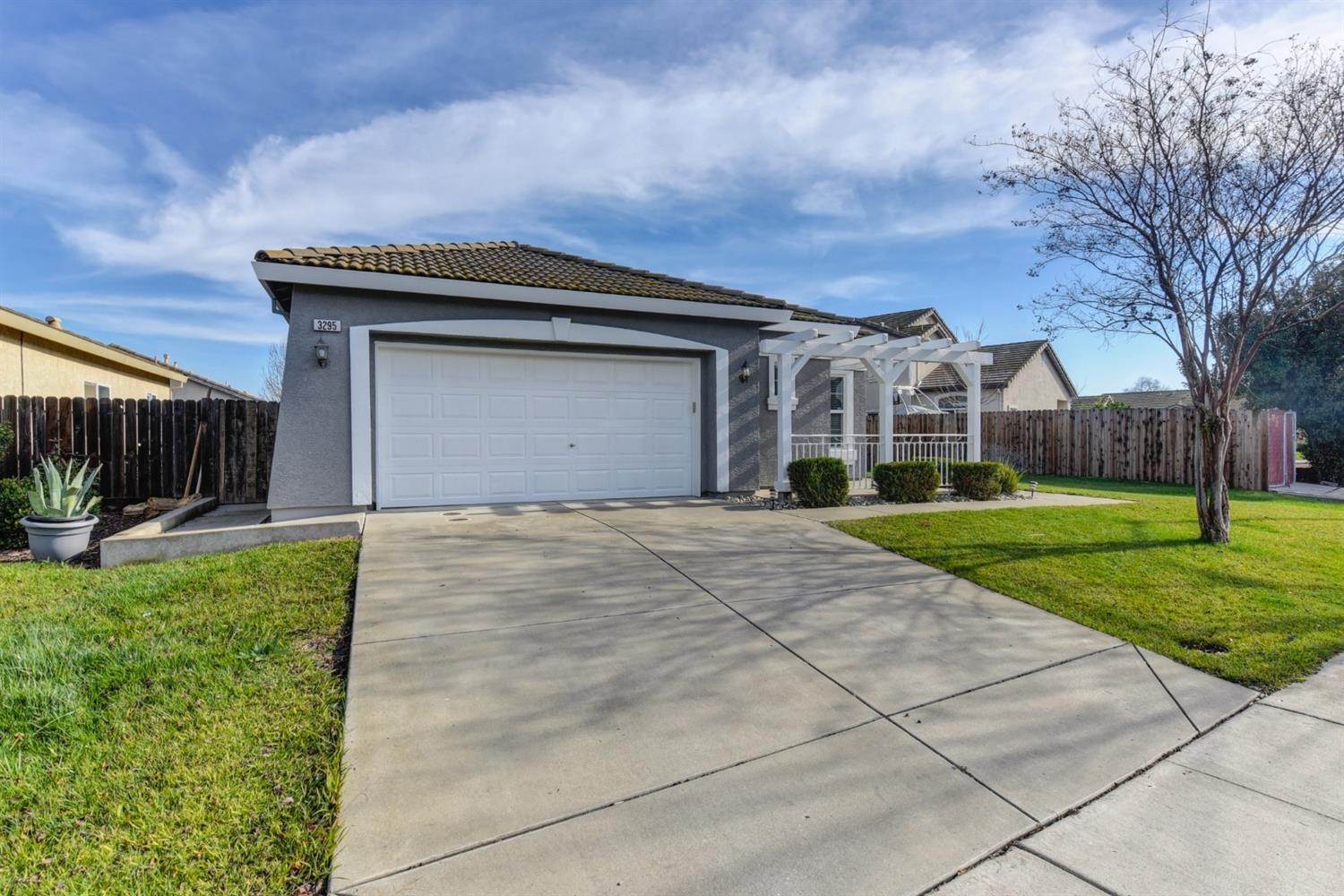 35. Single Family Homes for Active at 3295 Rivermont Street West Sacramento, California 95691 United States
