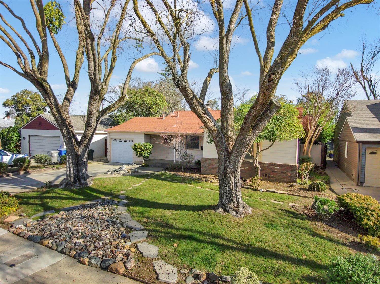 3. Single Family Homes for Active at 5221 Harte Way Sacramento, California 95822 United States