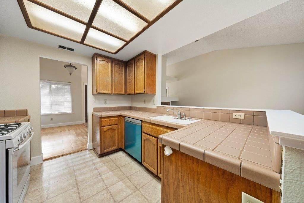 17. Single Family Homes for Active at 9015 Plum Blossom Court Orangevale, California 95662 United States