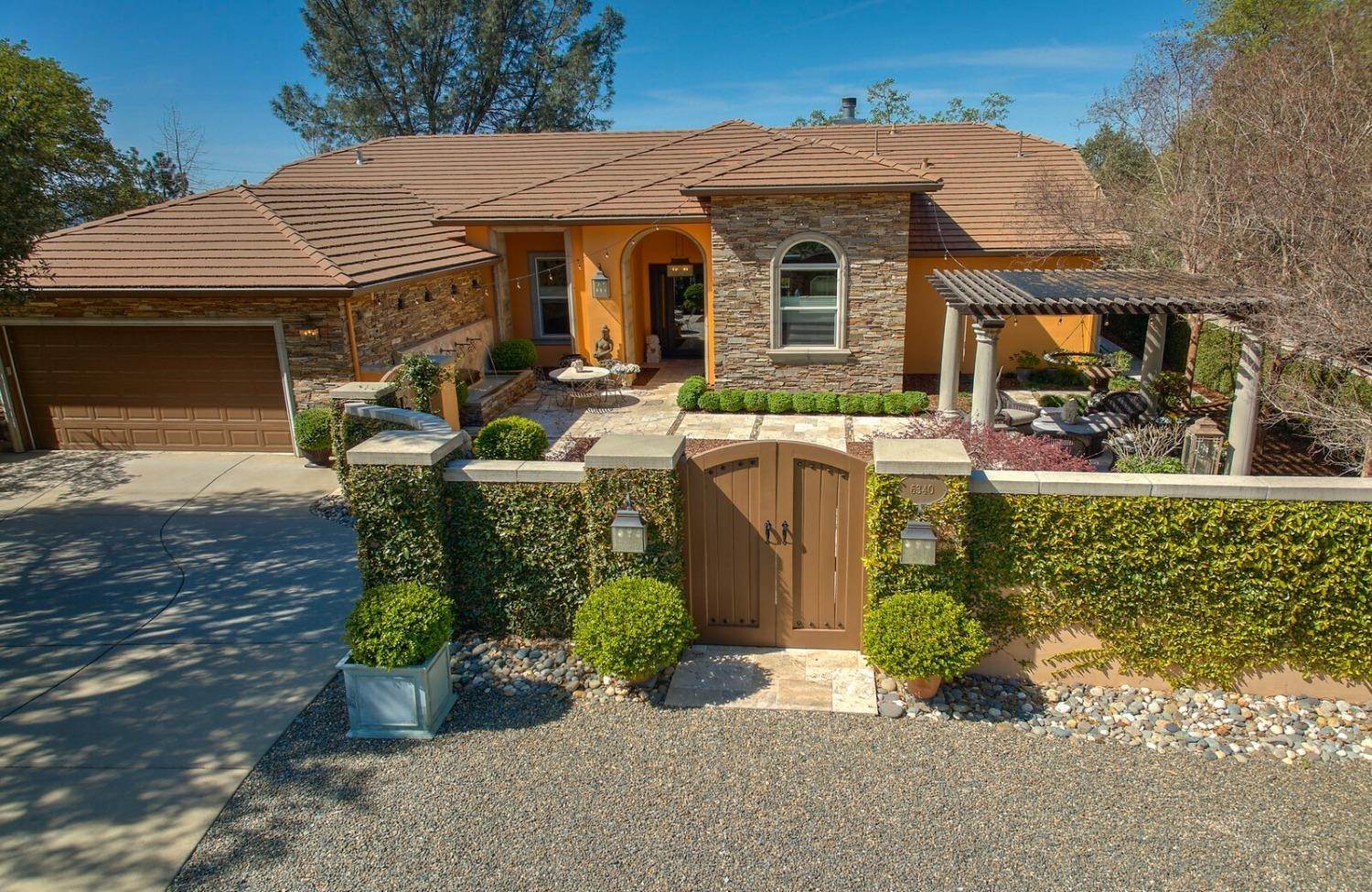 Single Family Homes por un Venta en 6340 Roller Coaster Road Garden Valley, California 95633 Estados Unidos