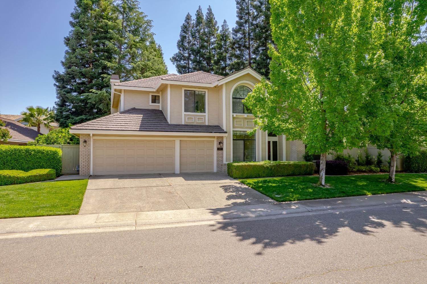 Single Family Homes for Active at 2105 Campton Circle Gold River, California 95670 United States