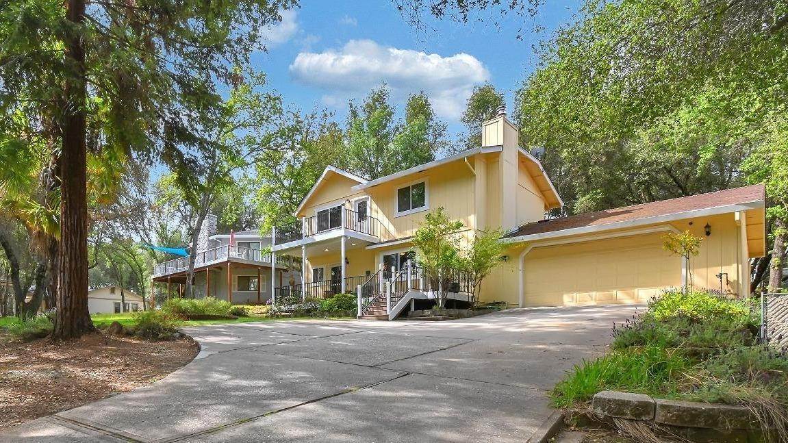 Single Family Homes 为 销售 在 12676 Roadrunner Drive Lake Wildwood, 加利福尼亚州 95946 美国