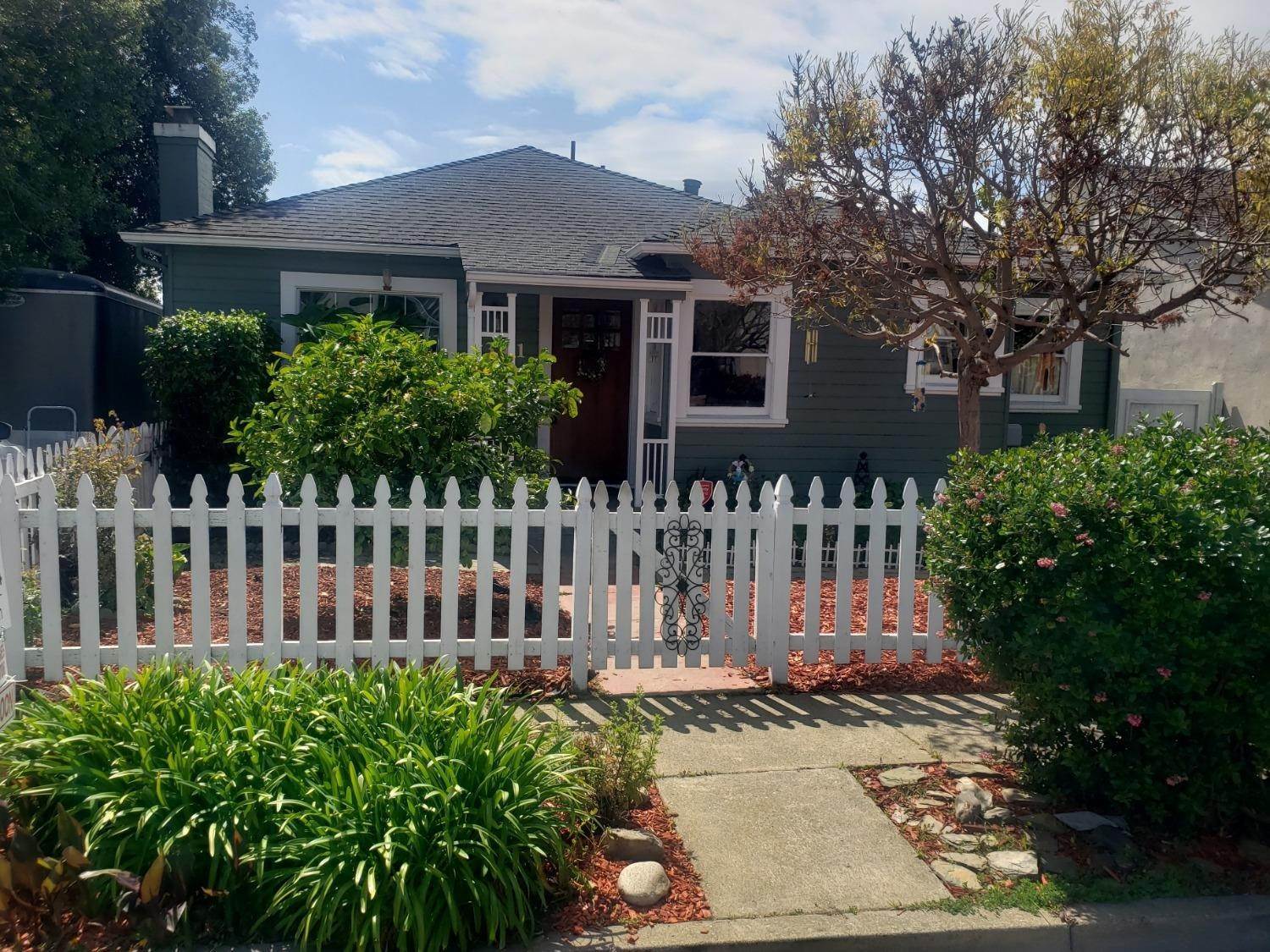 Single Family Homes por un Venta en 1341 RICHMOND Street El Cerrito, California 94530 Estados Unidos