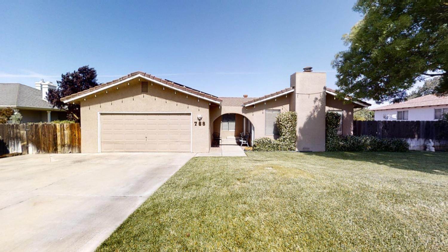 Single Family Homes 为 销售 在 768 R Street Newman, 加利福尼亚州 95360 美国