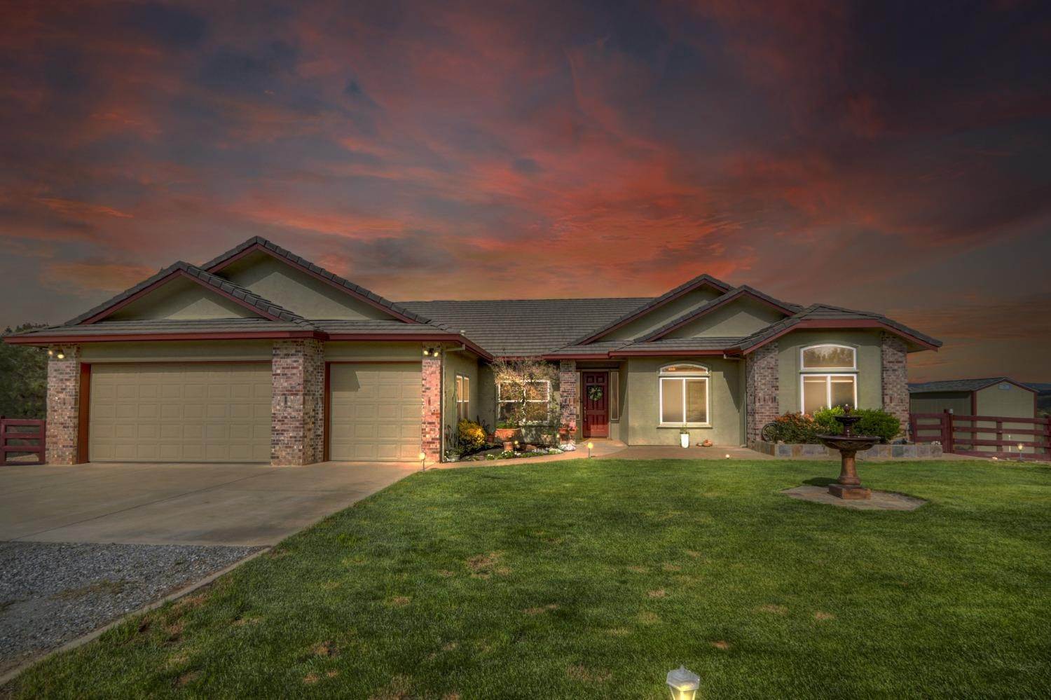 Single Family Homes 为 销售 在 7307 Camanche Parkway Ione, 加利福尼亚州 95640 美国
