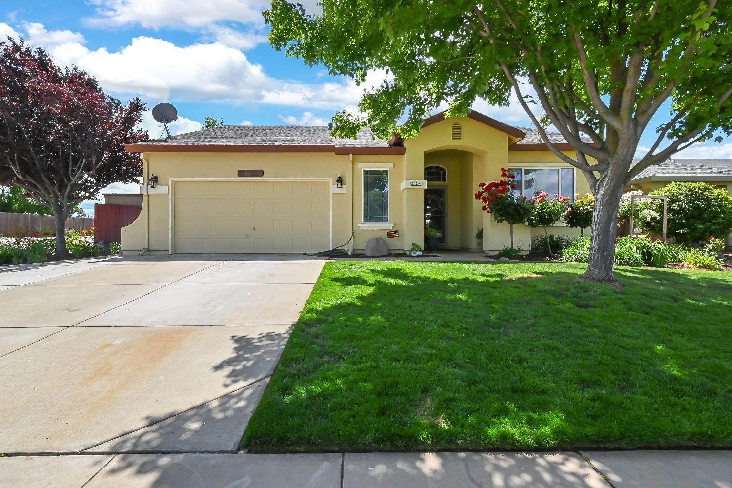 Single Family Homes 为 销售 在 704 Griffith Way Wheatland, 加利福尼亚州 95692 美国