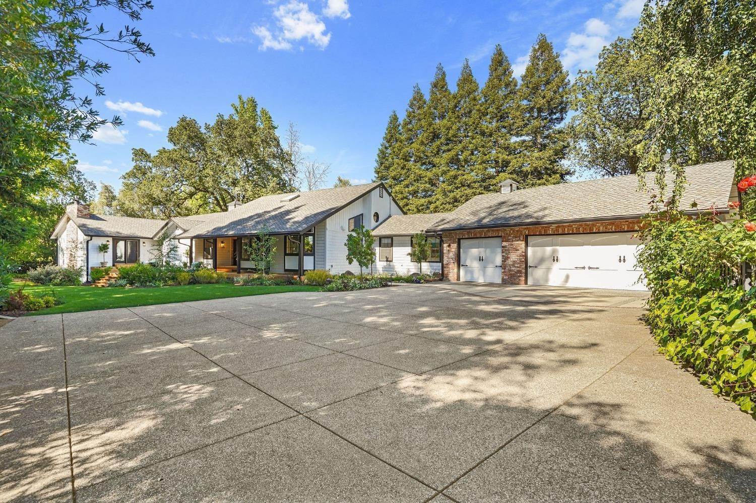 Single Family Homes 为 销售 在 3030 Scenic Heights Way Carmichael, 加利福尼亚州 95608 美国