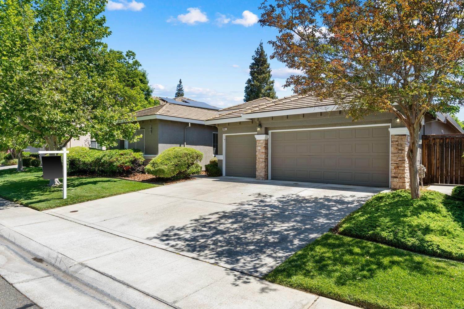 6. Single Family Homes for Active at 9437 Lakepoint Drive Elk Grove, California 95758 United States