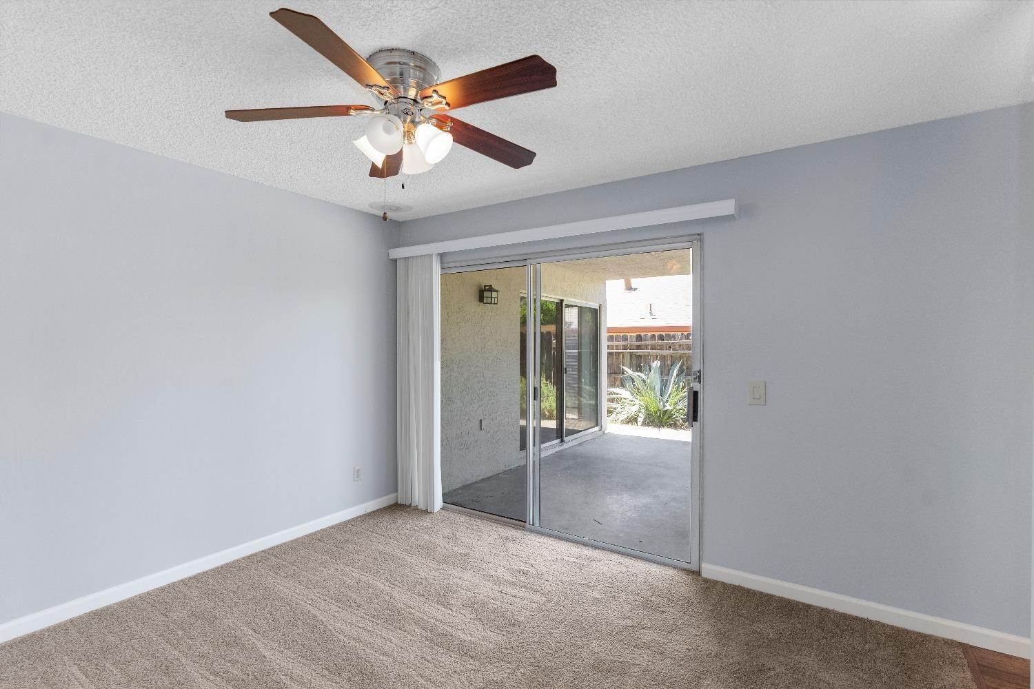 14. Single Family Homes for Active at 5641 Vista Oak Way Sacramento, California 95842 United States