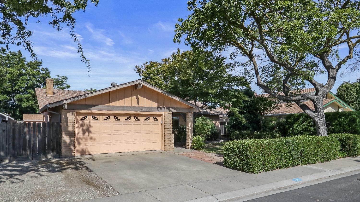 4. Single Family Homes for Active at 1221 Jill Lane Modesto, California 95355 United States