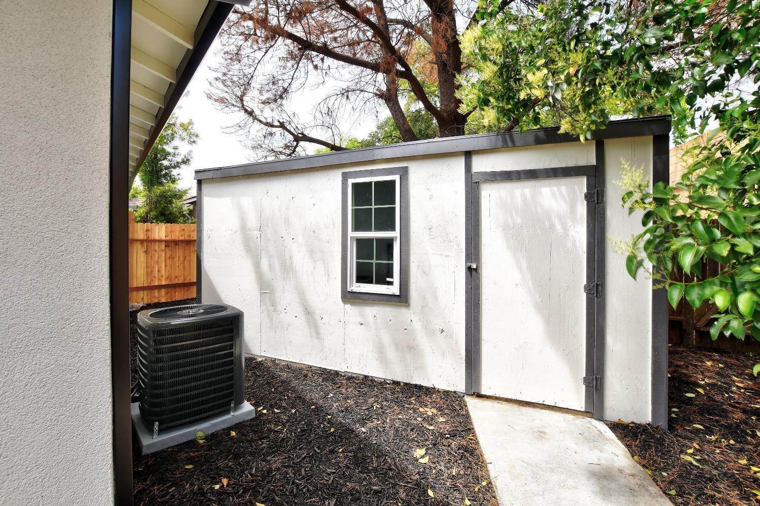 29. Single Family Homes for Active at 2872 Honeysuckle Way Sacramento, California 95826 United States
