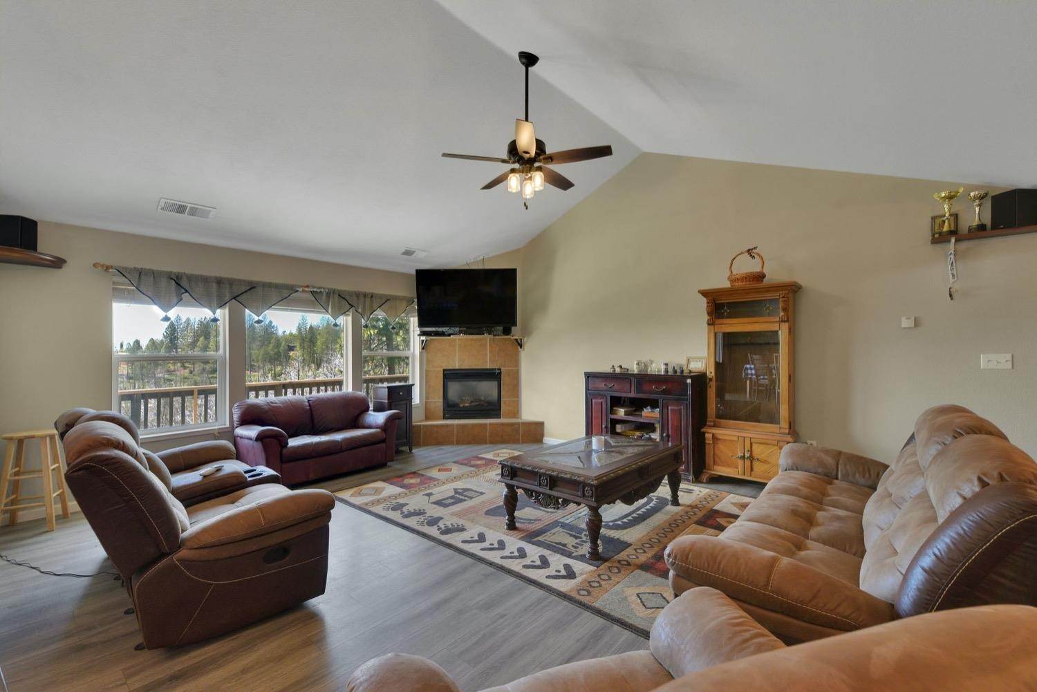 4. Single Family Homes for Active at 6059 W Old Emigrant Trail Mountain Ranch, California 95246 United States