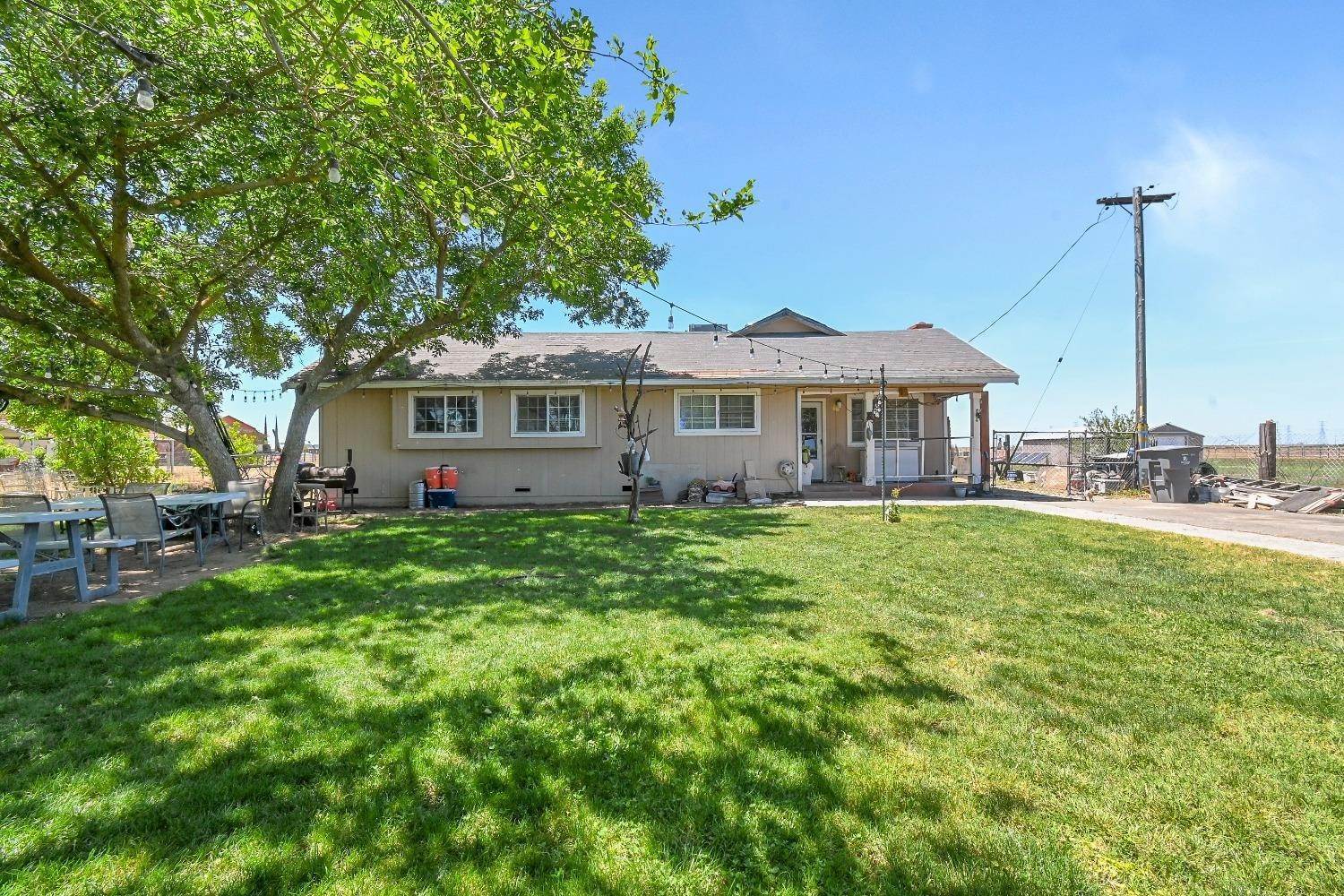 Single Family Homes 为 销售 在 8645 Pleasant Grove Road Elverta, 加利福尼亚州 95626 美国