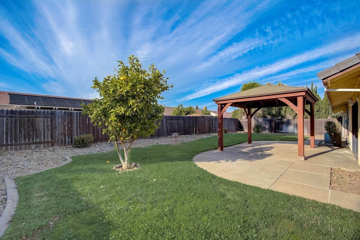 25. Single Family Homes for Active at 697 Valentine Court Galt, California 95632 United States