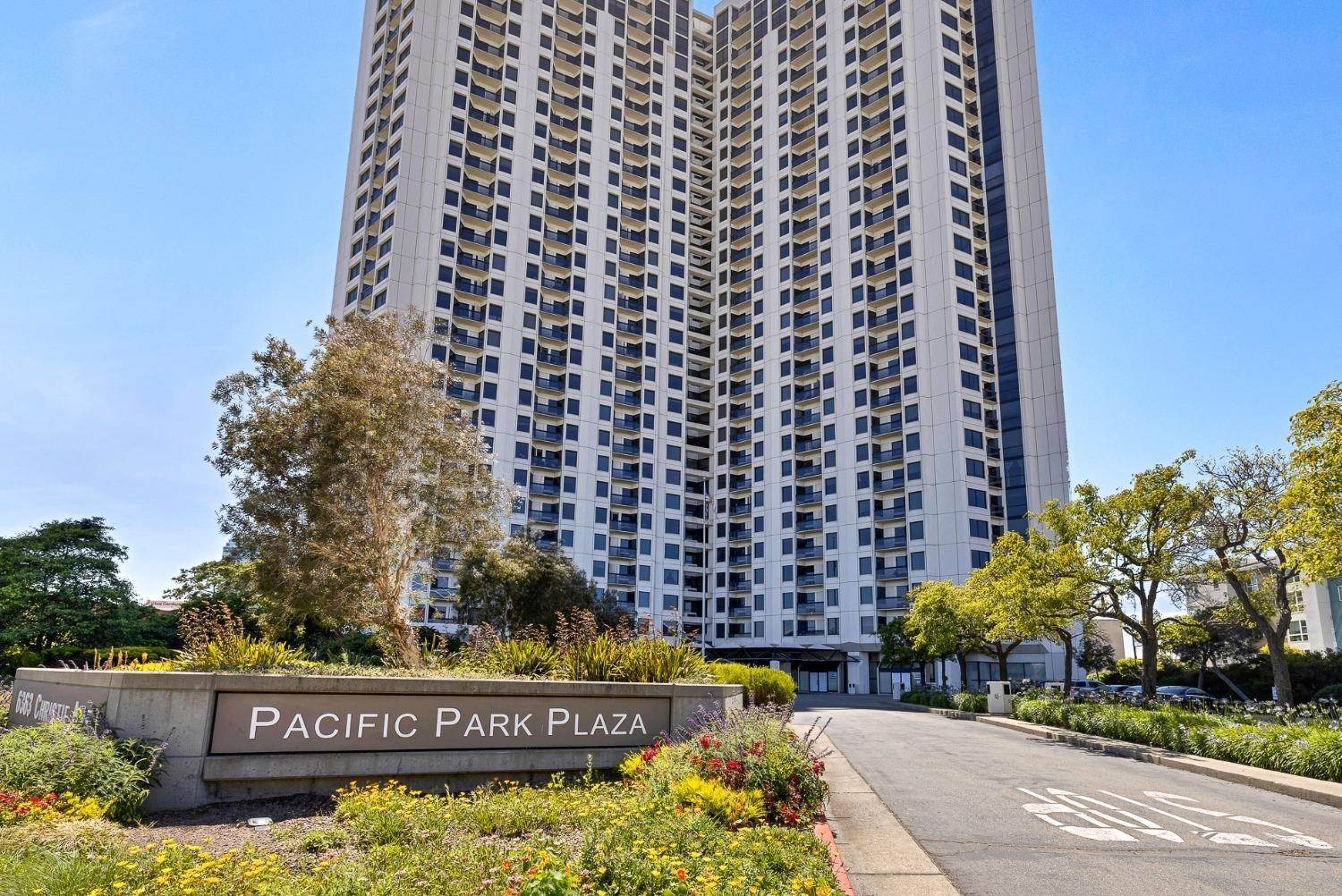 2. Condominiums for Active at 6363 Christie Avenue Emeryville, California 94608 United States