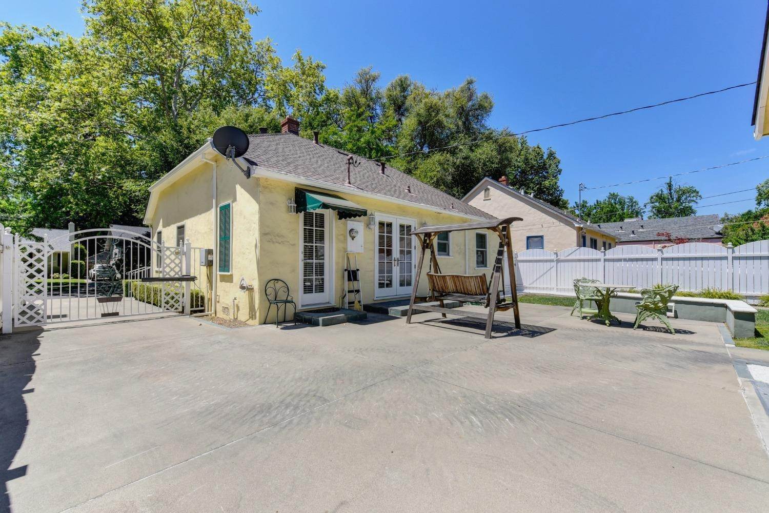 40. Single Family Homes for Active at 1963 4th Avenue Sacramento, California 95818 United States