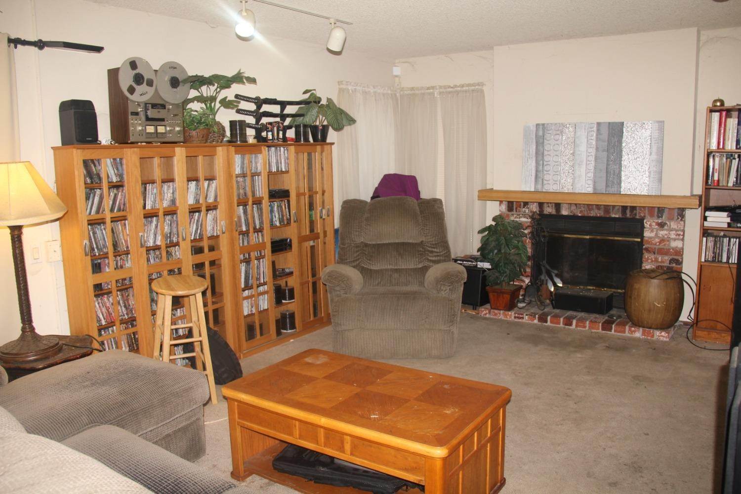 17. Single Family Homes for Active at 8082 Darien Circle Sacramento, California 95828 United States