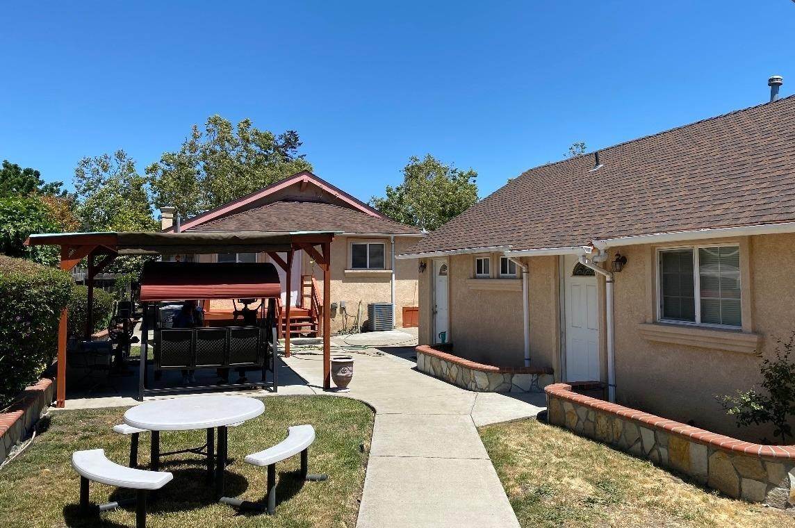 19. Single Family Homes for Active at 247 Bancroft Avenue San Leandro, California 94577 United States