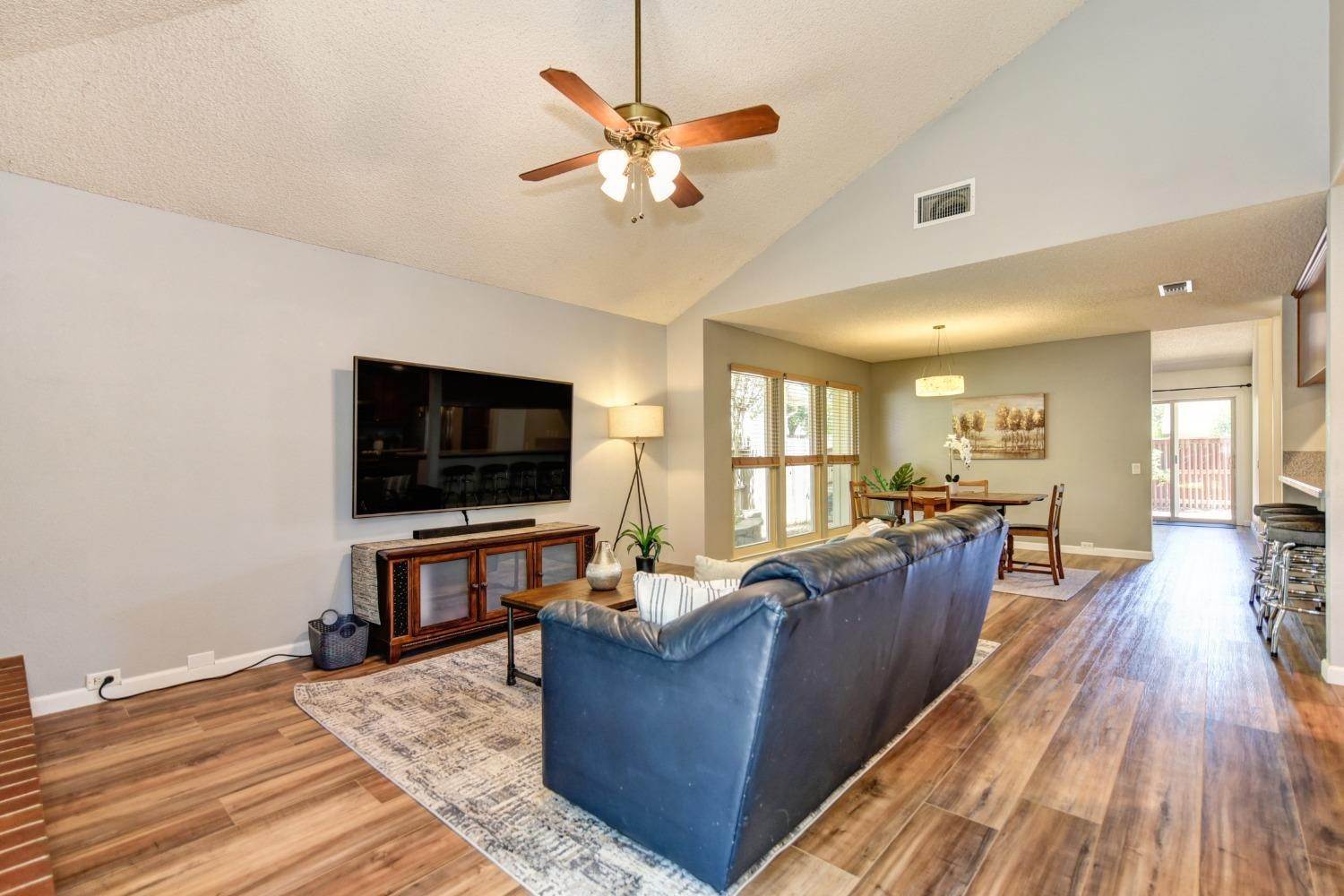 22. Single Family Homes for Active at 3313 Oak Stream Court Carmichael, California 95608 United States